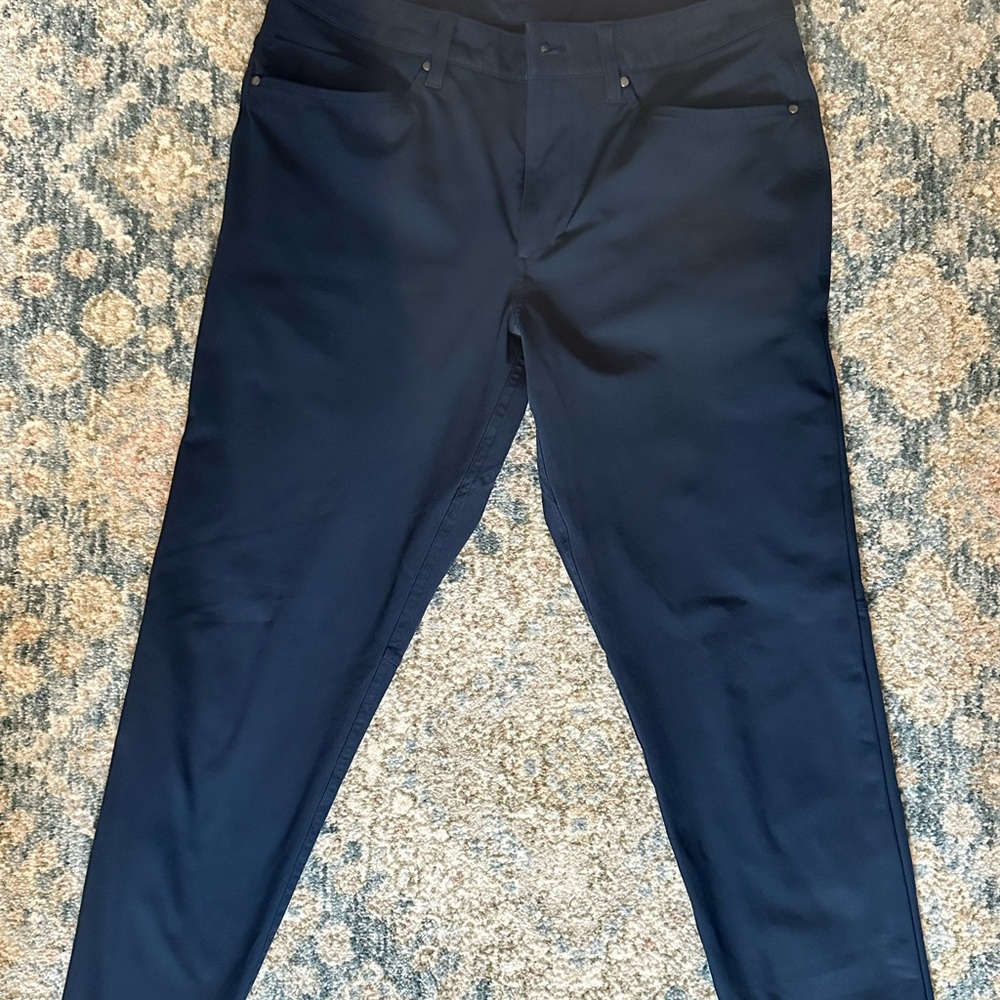 LULULEMON ABC SLIM 5 POCKET - LIKE NEW. SIZE 31, INSEAM 30” COLOR: TRUE NAVY